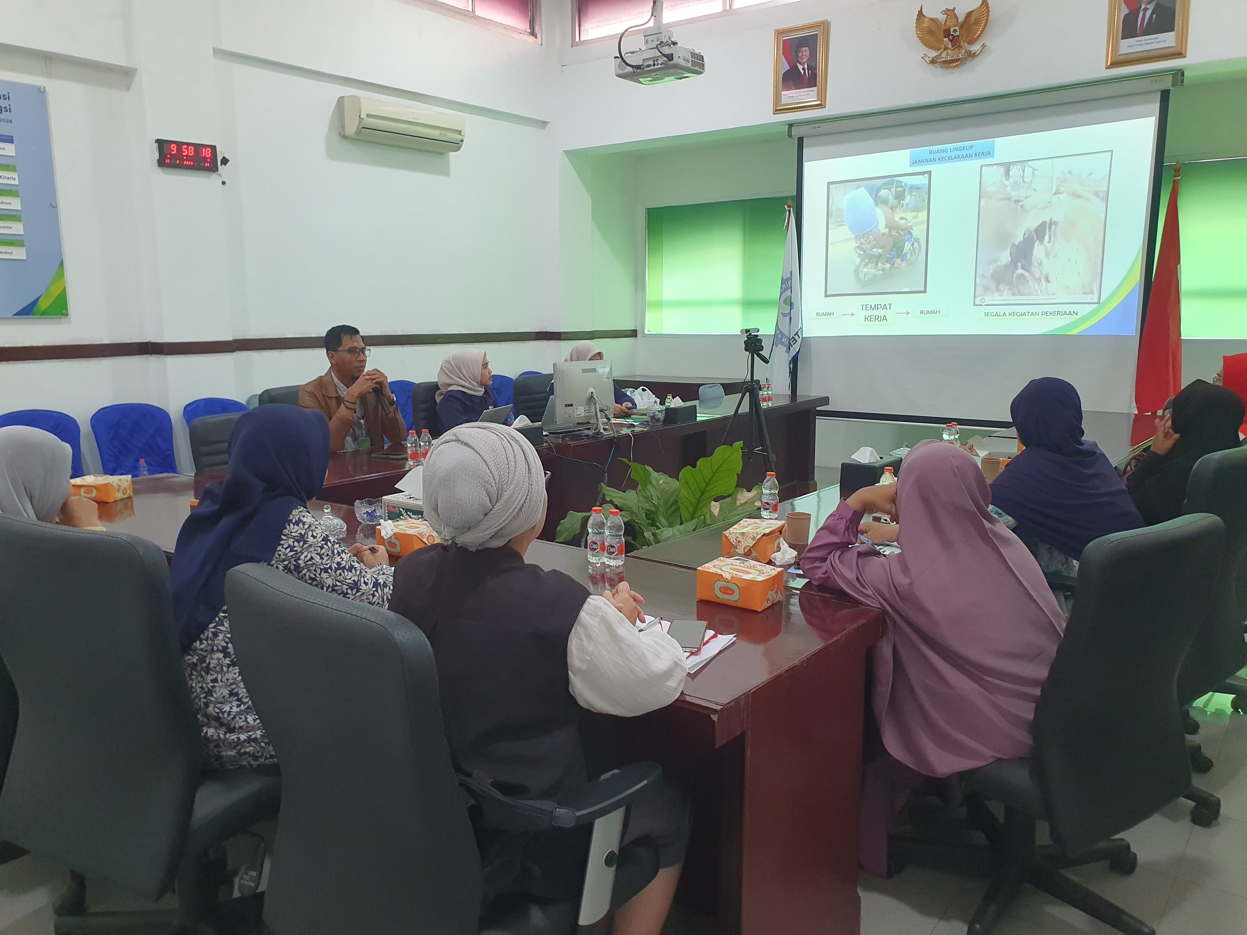 BPJS Ketenagakerjaan saat melaksanakan sosialisasi kepada para pelaku koperasi dan UMKM.
