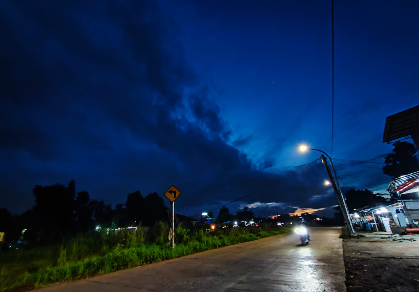Ilustrasi Jalan Raya Bomang Bogor saat malam hari. Di sana empat kawanan begal beraksi.