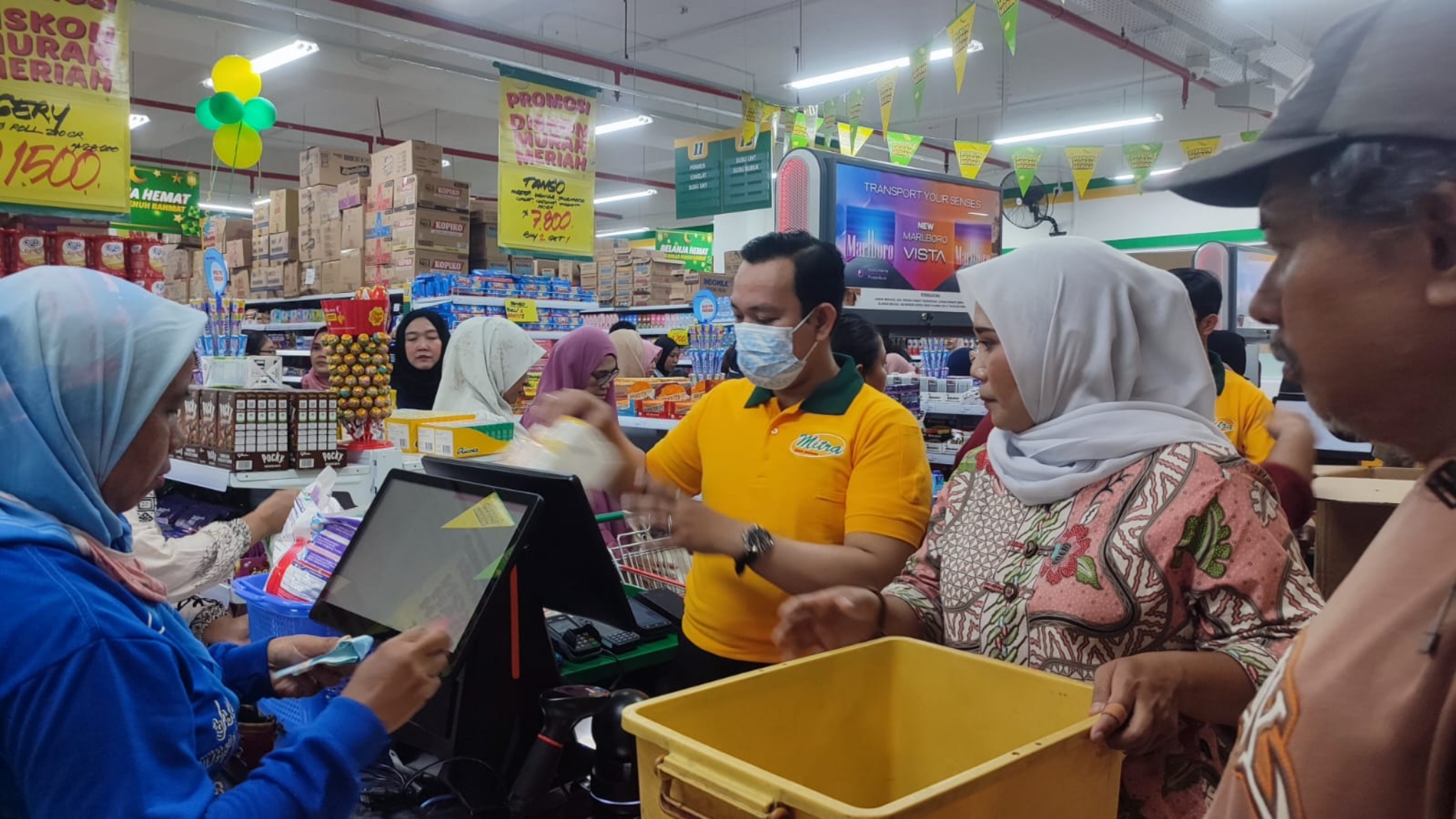 Suasana belanja di Mitra Diskon Swalayan.