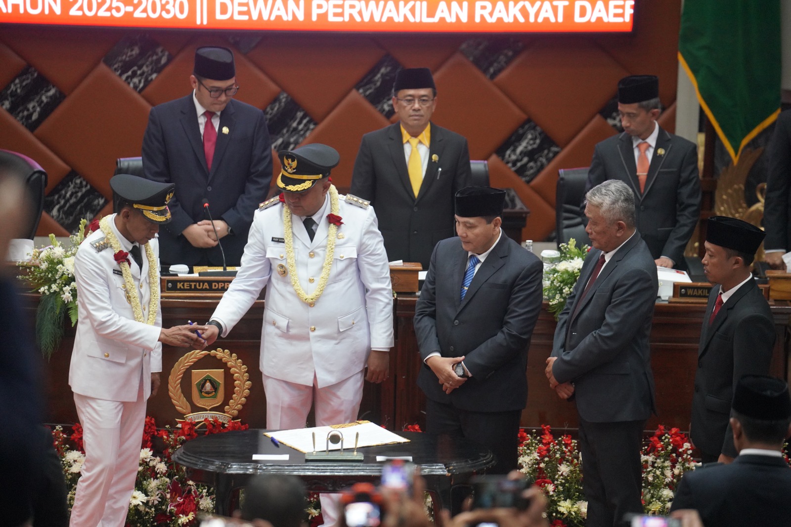 Sertijab Bupati Bogor Rudy Susmanto dan wakilnya Jaro Ade, dengan Bachril Bakri di Gedung DPRD.
