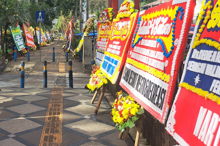 Karangan bunga di sepanjang jalur pedestrian menuju Balai Kota Bogor.