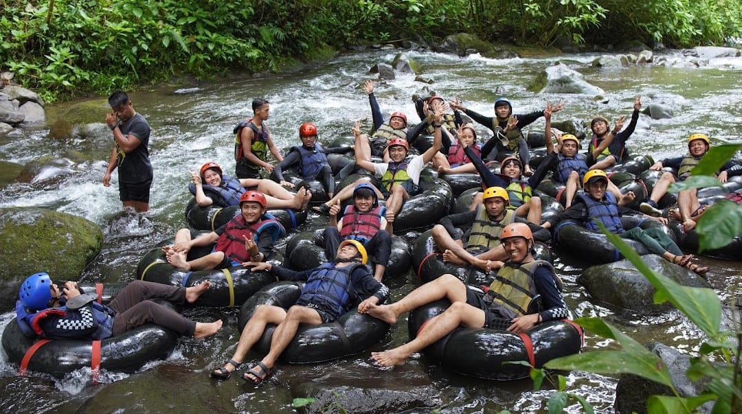 Karyawan Favehotel Padjajaran Bogor saat mengikuti outing di Sukabumi.