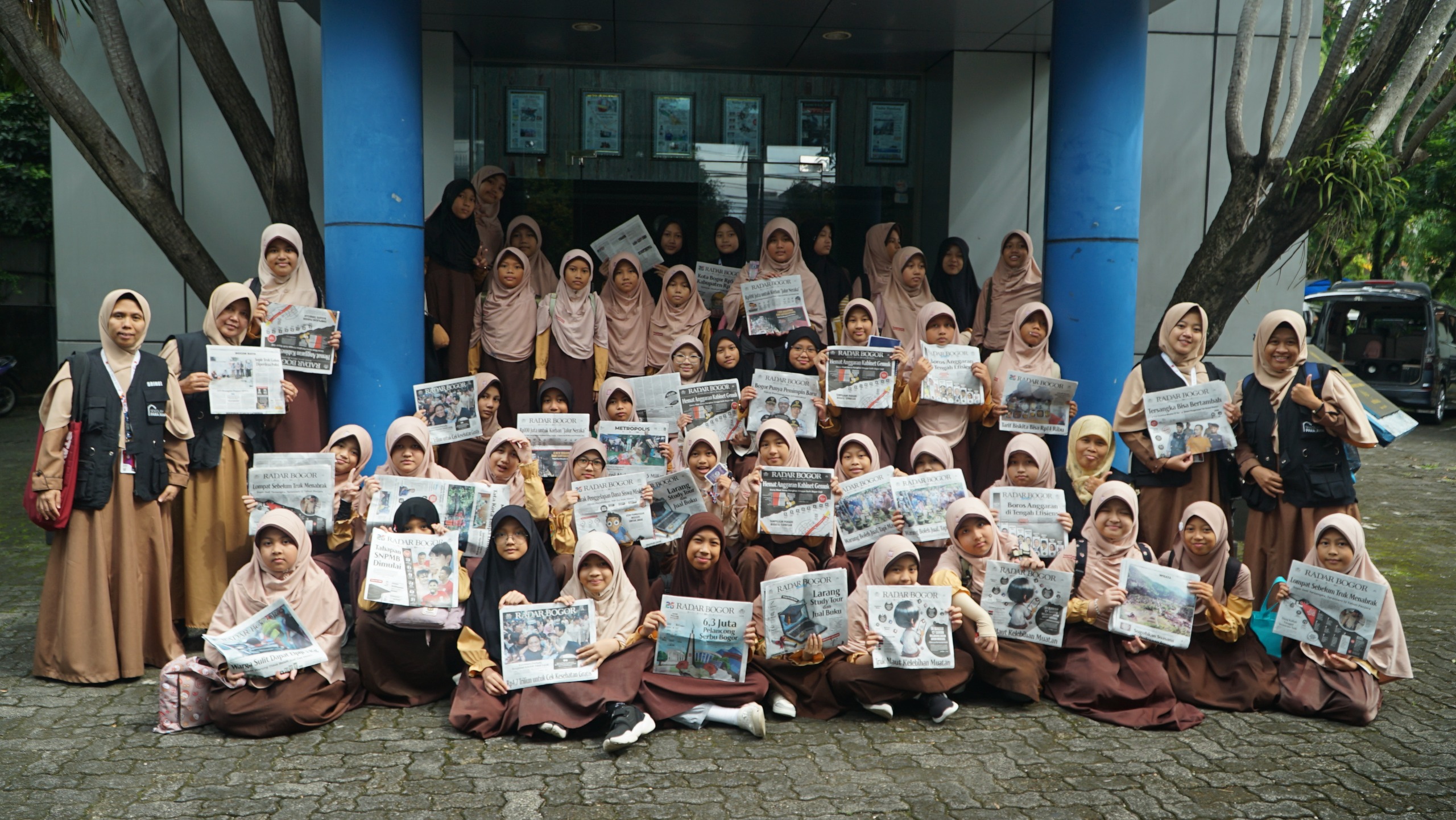 Kunjungan Club Bahasa SDIT Insantama Bogor ke Graha Pena Radar Bogor.