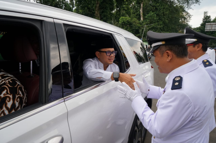 Wakil Menteri Dalam Negeri (Wamendagri) Bima Arya menyapa para kepala daerah usai dilantik.