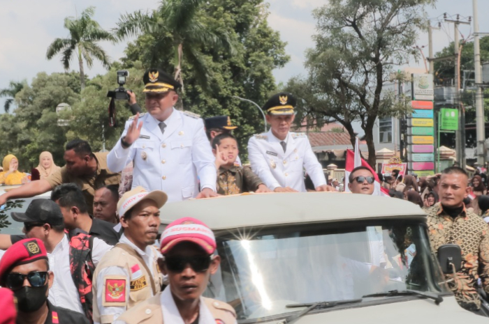 Bupati Bogor Rudy Susmanto dan Wakil Bupati Bogor Ade Ruhandi saat pawai menuju Kantor Bupati di Cibinong, Kabupaten Bogor Kamis (20/2/2025).