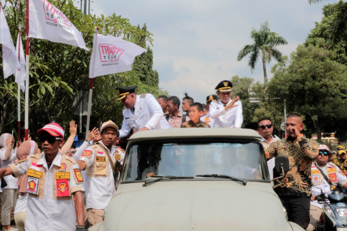 Bupati Bogor Rudy Susmanto dan Wakil Bupati Bogor Ade Ruhandi saat pawai menuju Kantor Bupati di Cibinong, Kabupaten Bogor Kamis (20/2/2025).