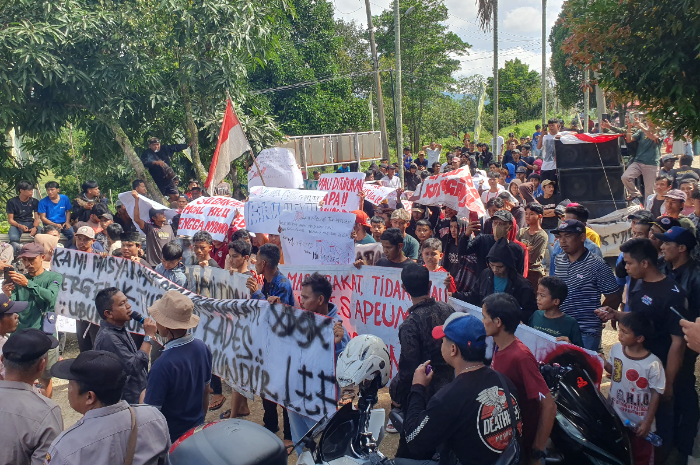 Warga Pabuaran Sukamakmur Kabupaten Bogor unjuk rasa di depan kantor desa Jumat (21/2/2025).
