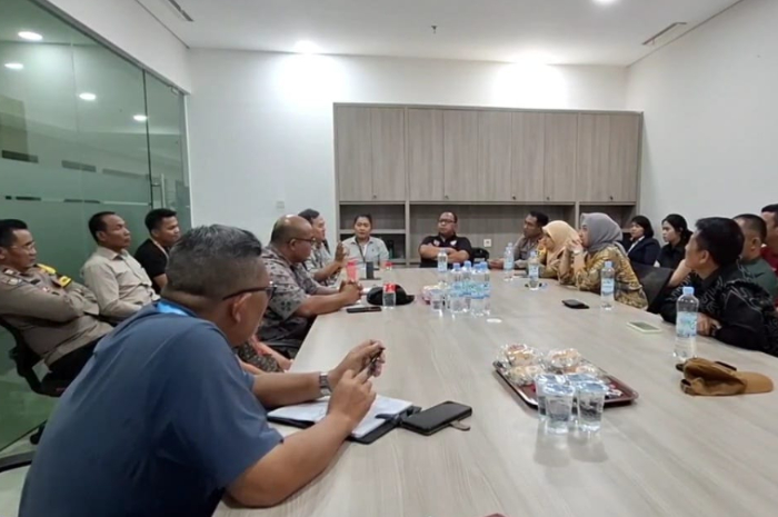 Suasana saat berlangsungnya mediasi pasca kasus pemukulan di lapangan basket yang viral di media sosial.