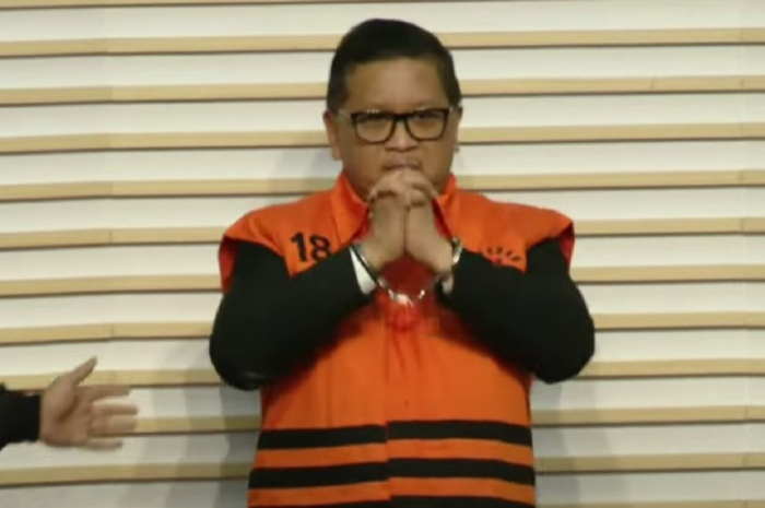 Sekjen PDI Perjuangan Hasto Kristiyanto&nbsp;mengenakan rompi tahanan oranye dan dua tangannya diborgol KPK.