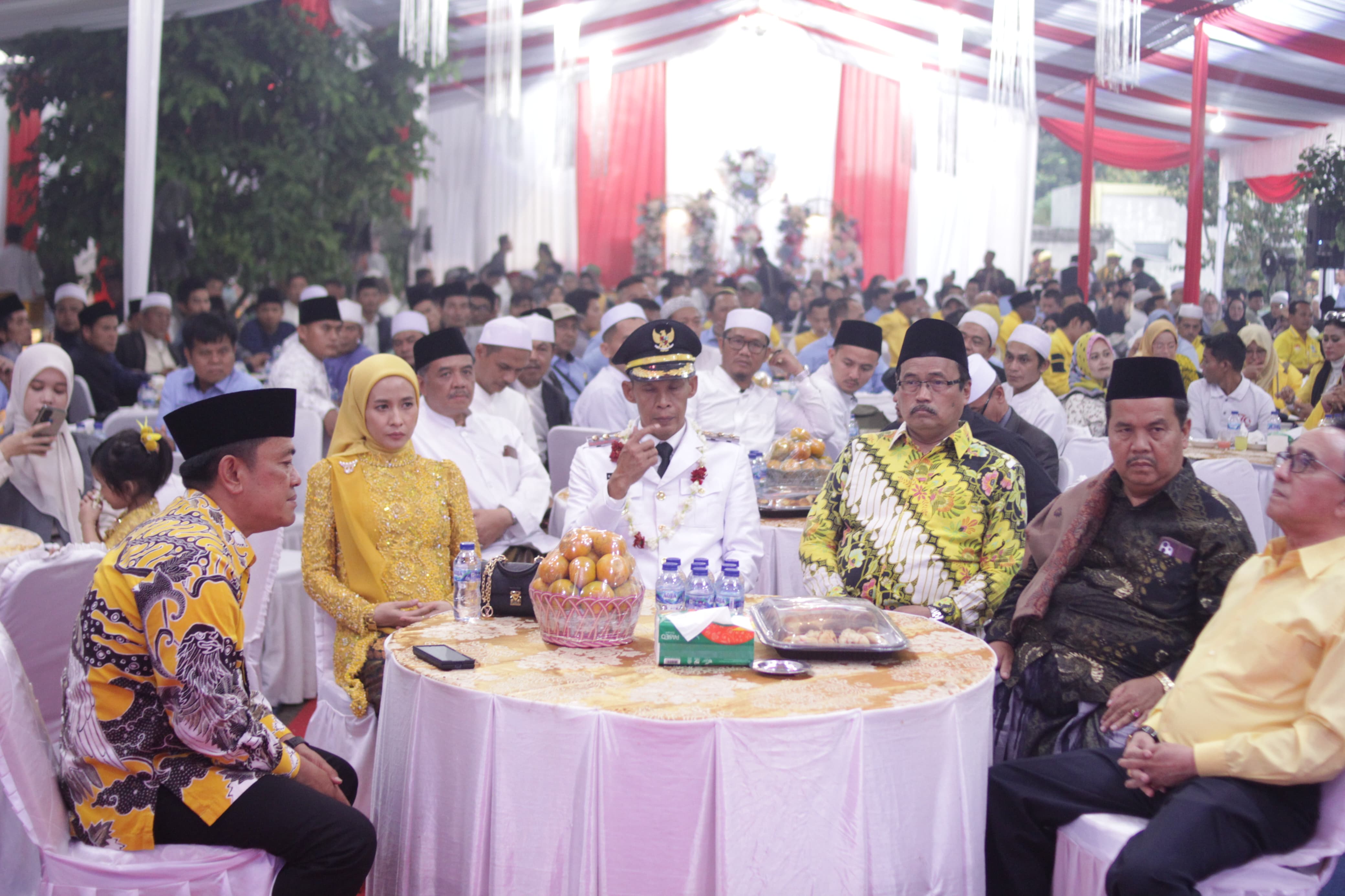 Wakil Bupati Bogor Jaro Ade didampingi jajaran pengurus Partai Golkar saat menggelar acara syukuran usai pelantikan kepala daerah.