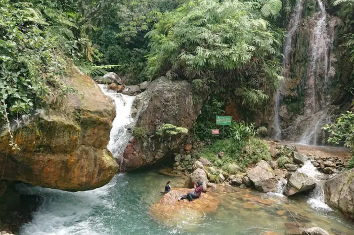 Suasana keindahan di Curug Ciburial, Babakan Madang, Bogor.
