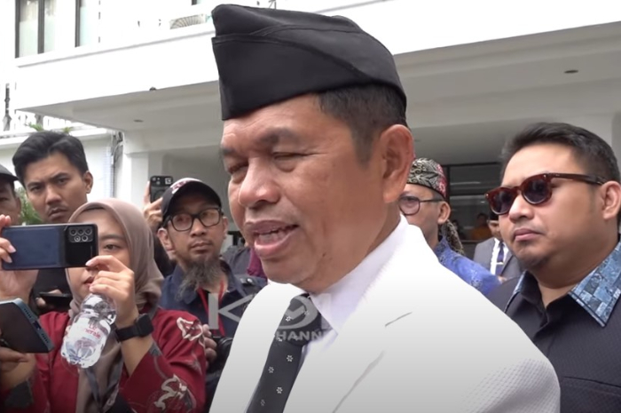 Gubernur Jabar, Dedi Mulyadi saat menjawab pertanyaan wartawan.