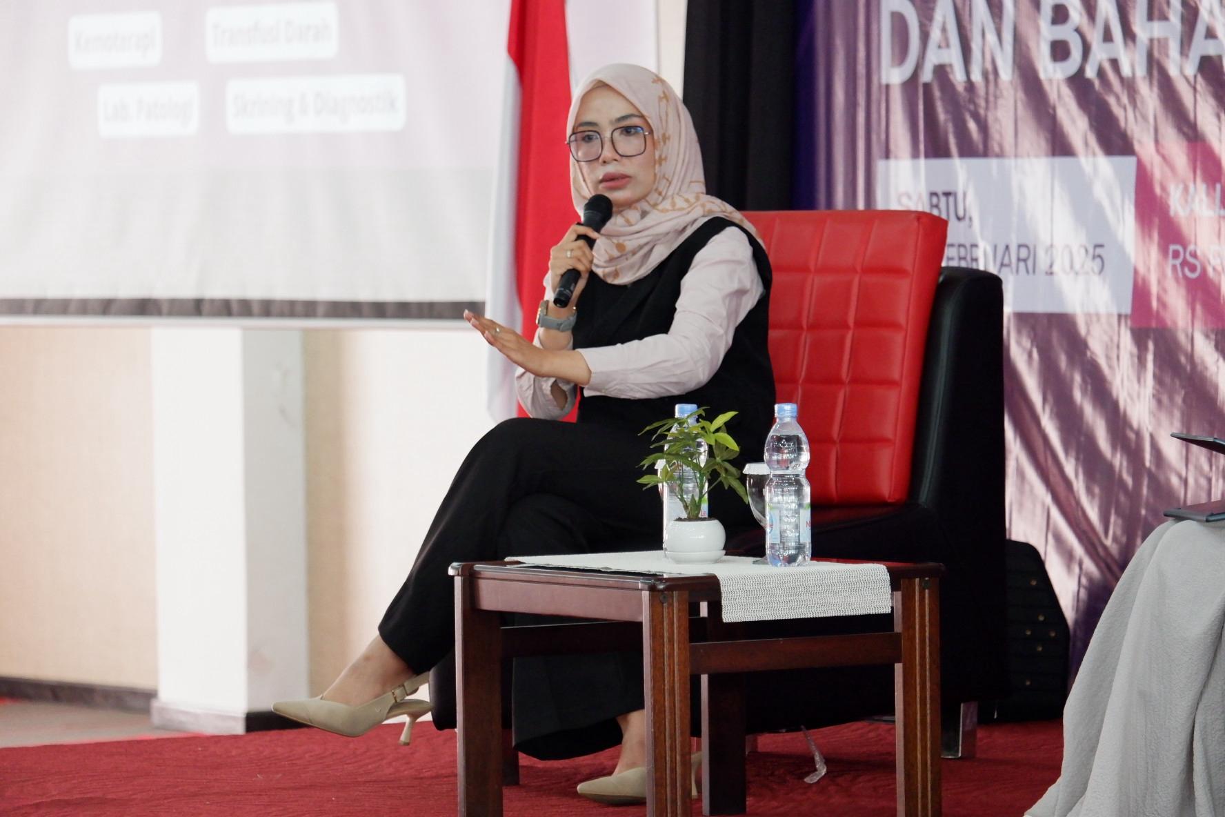 dr. Ni Putu Merylinda saat memberikan materi ke peserta seminar pencegahan kanker.