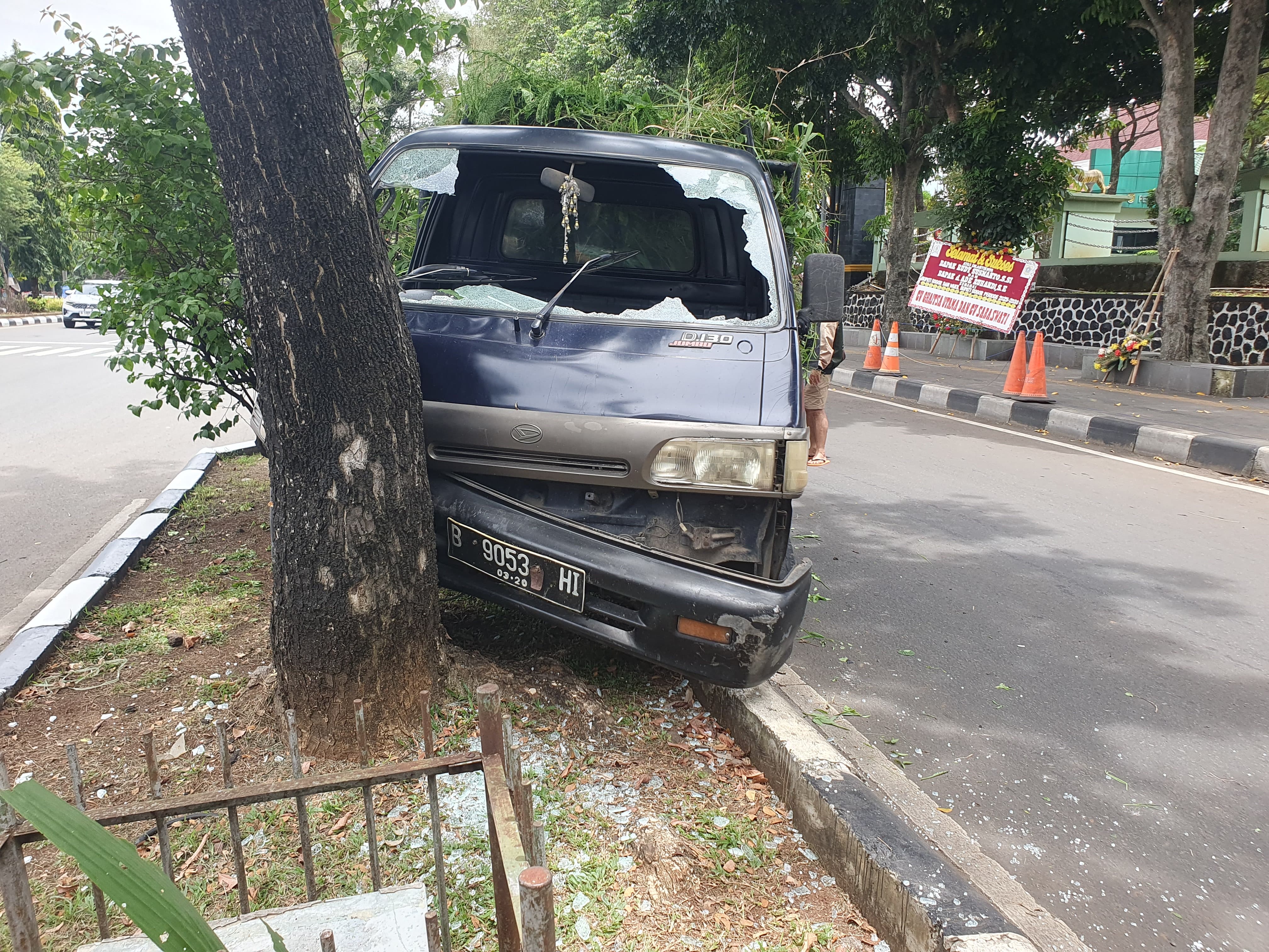 Kondisi mobil pick up yang menabrak pohon di Jalan Tegar Beriman, Cibinong, Kabupaten Bogor.