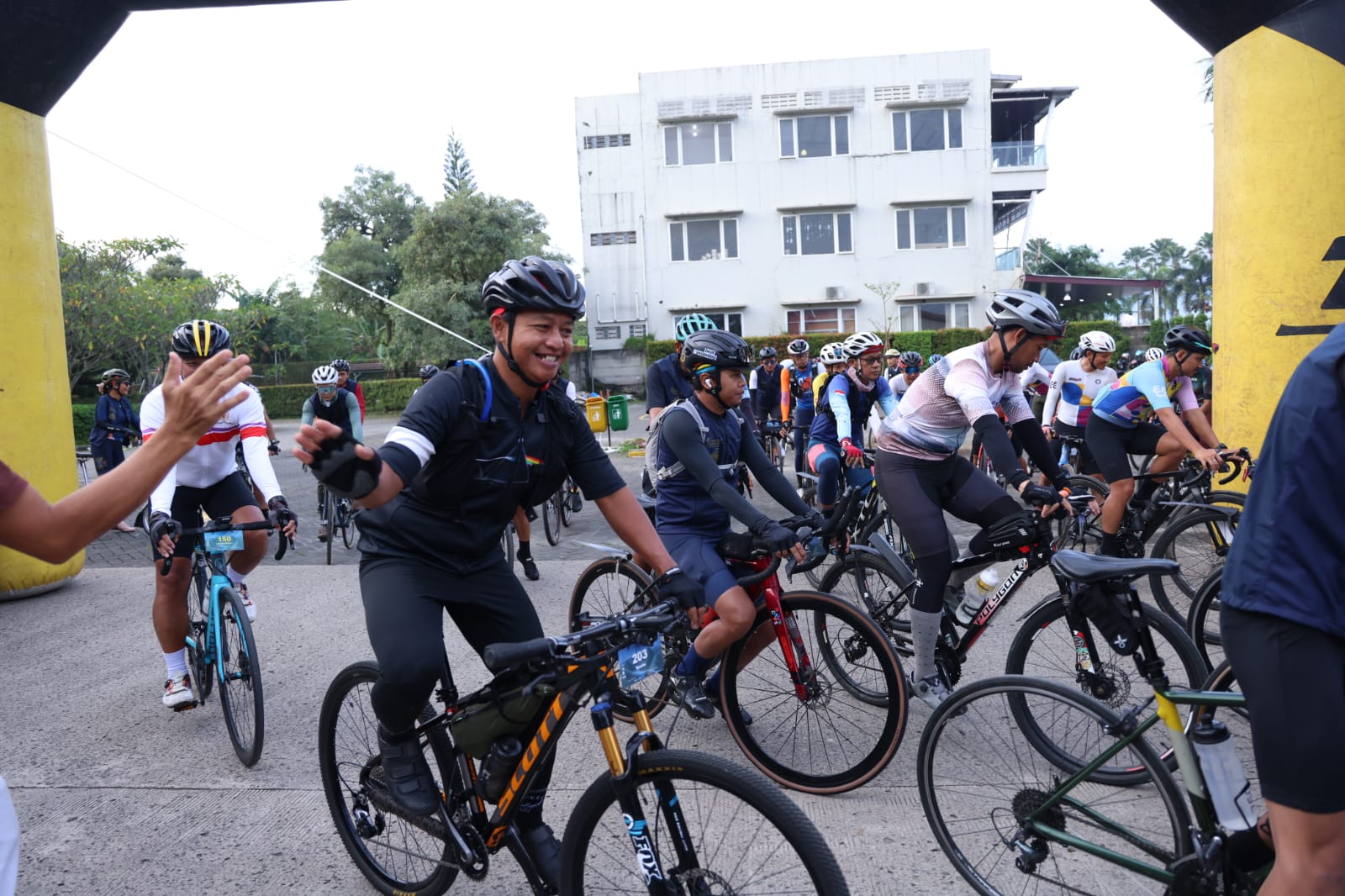 Para peserta perlombaan balap sepeda yang diselenggarakan di Kabupaten Bogor pada Sabtu. (22/02/2025).