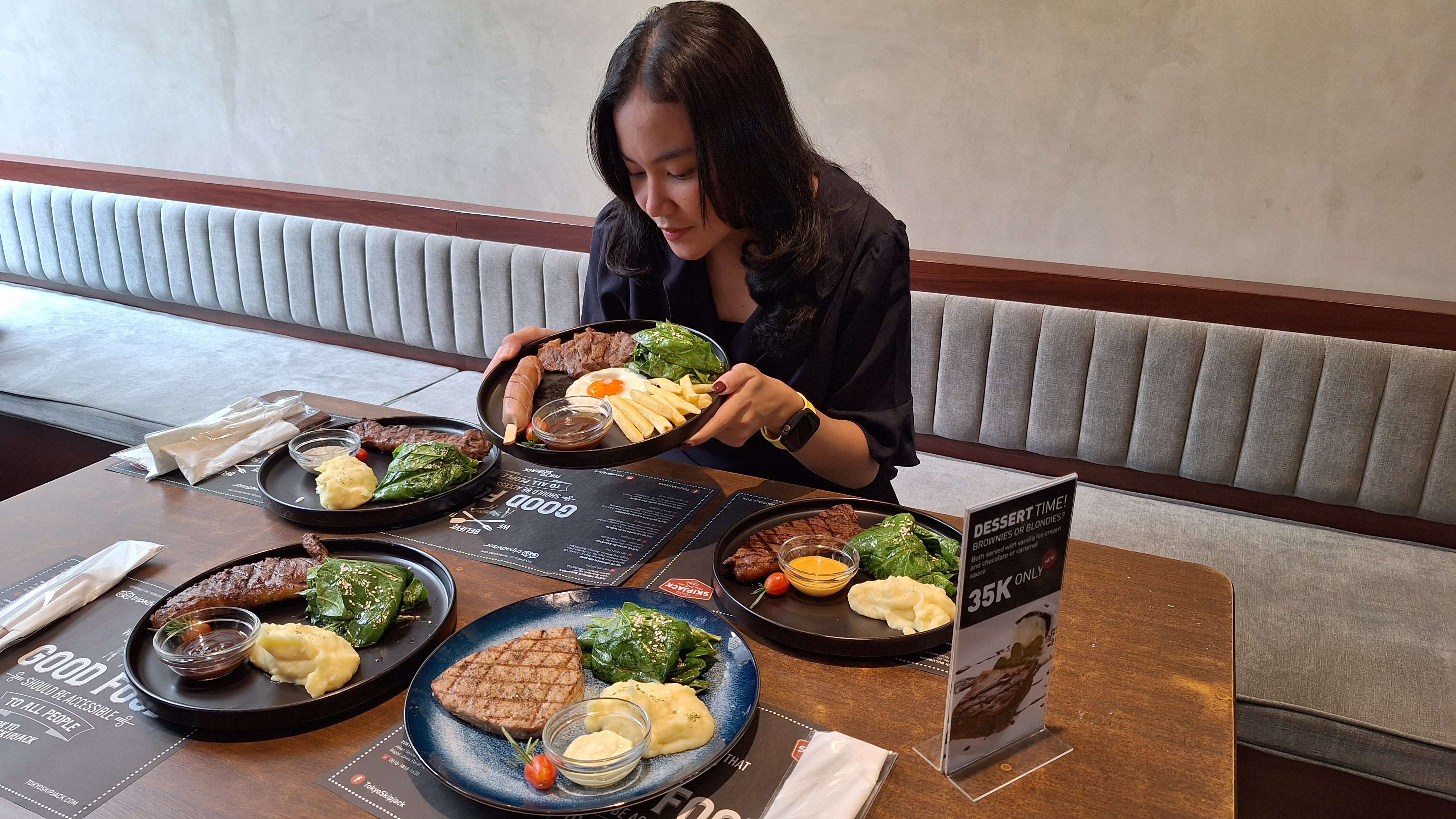 Salah satu warga Bogor saat mencicipi menu steak Tokyo Skipjack Capstone Bogor.