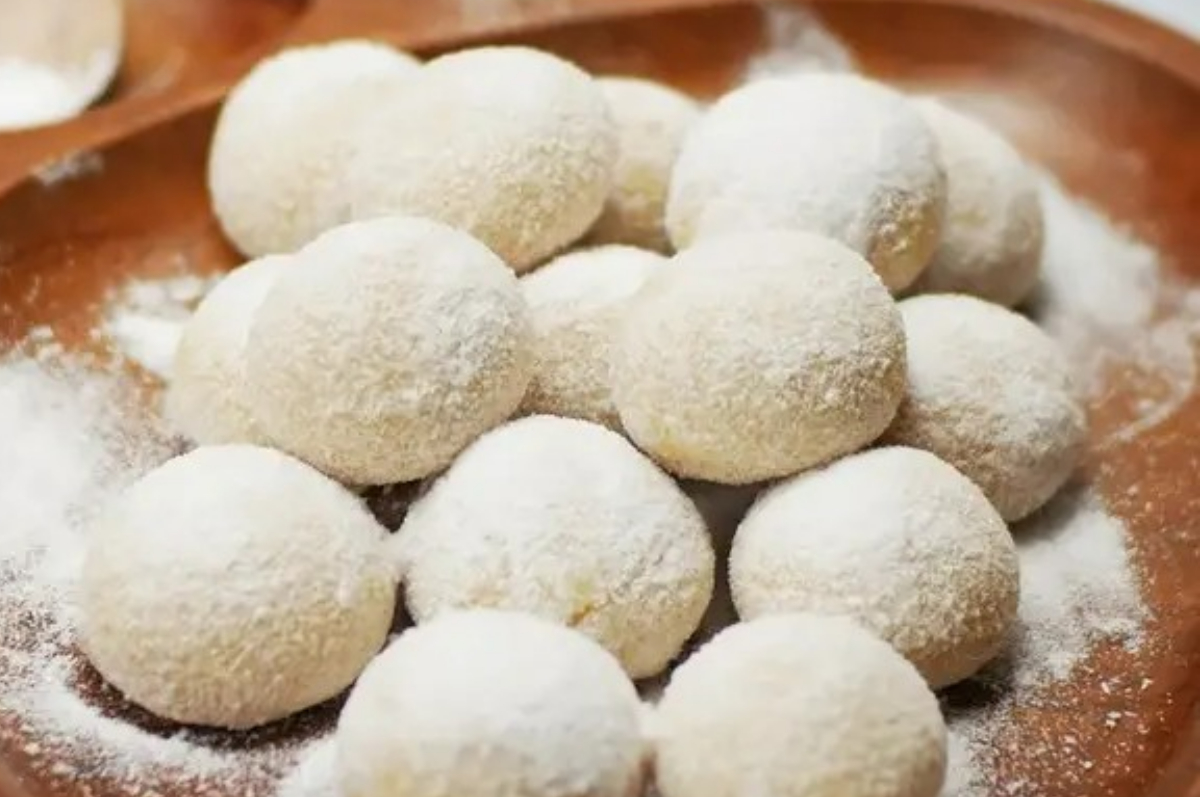 Snowball cookies atau kue bola salju, biasa disajikan saat hari raya seperti Lebaran.