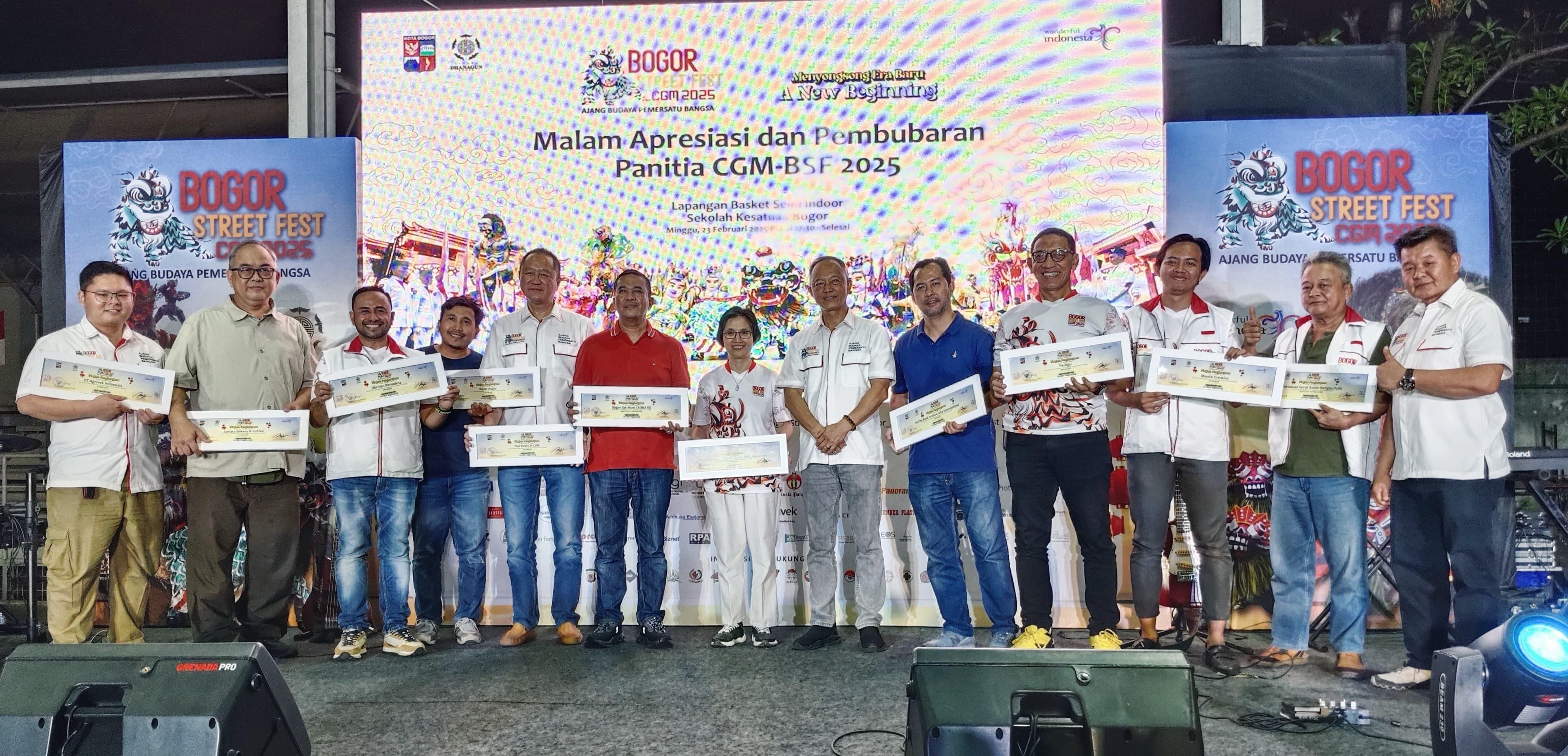 APRESIASI: Ketua Pelaksana CGM BSF 2025, Arifin Himawan memberikan piagam penghargaan kepada panitia dan sponsor yang terlibat selama penyelenggaraan.