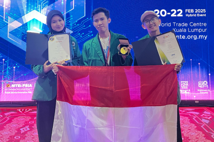 Tiga mahasiswa IUQI Bogor yang meraih medali emas pada ajang AYIA 2025 di Malaysia.