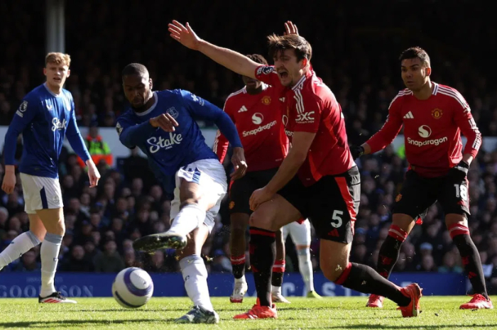Laga Everton menghadapi Manchester United di Goodison Park yang berakhir imbang 2-2