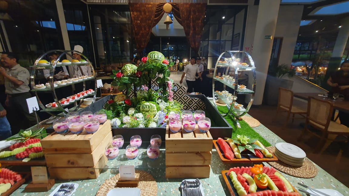 Taman Safari Bogor kembali menghadirkan pengalaman berbuka puasa unik dan penuh nostalgia melalui Iftar Dinner 2025 dengan tema Rindu Kampung Halaman.
