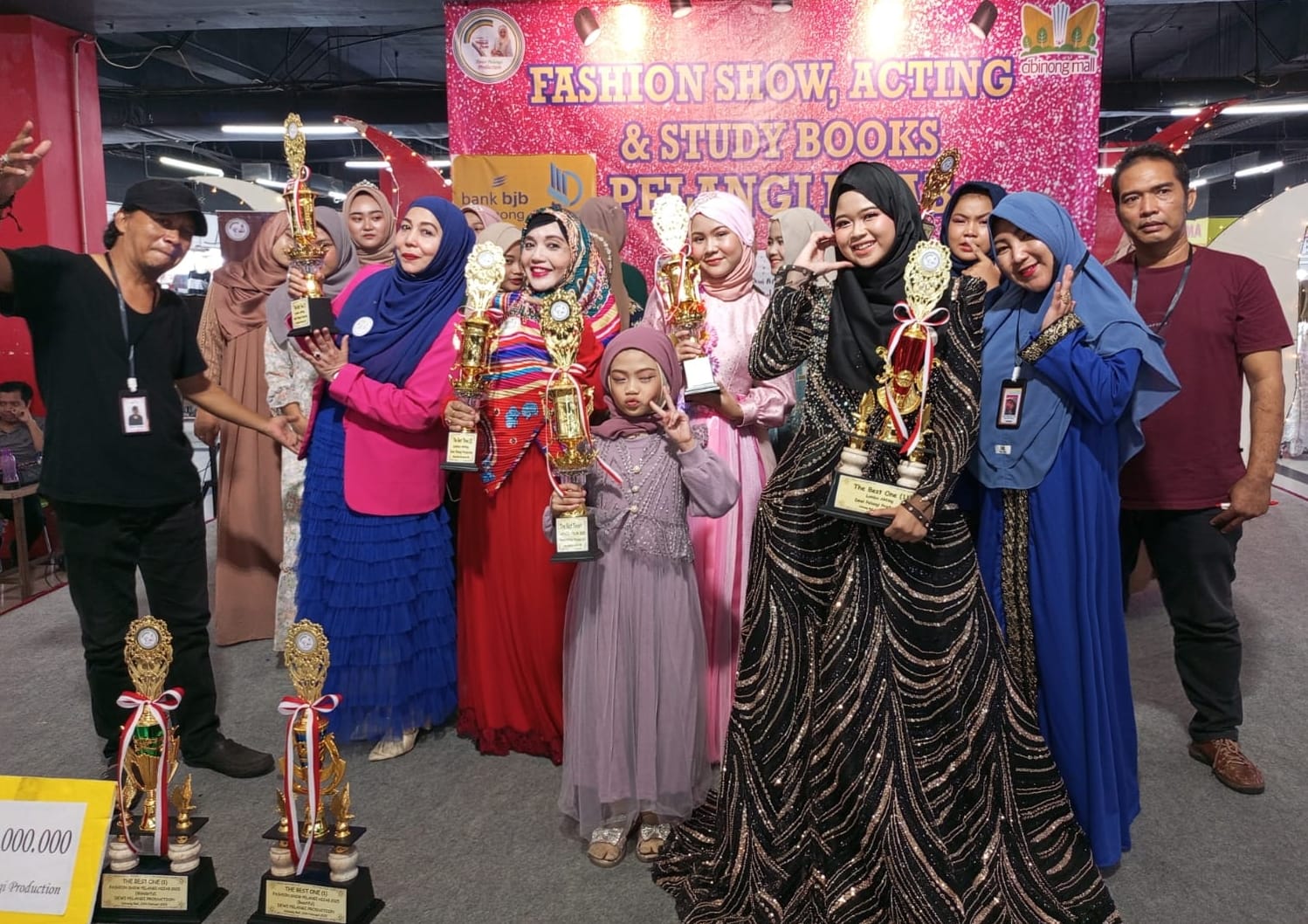 Para peserta pemenang perlombaan dalam kegiatan Dewi Pelangi Production.