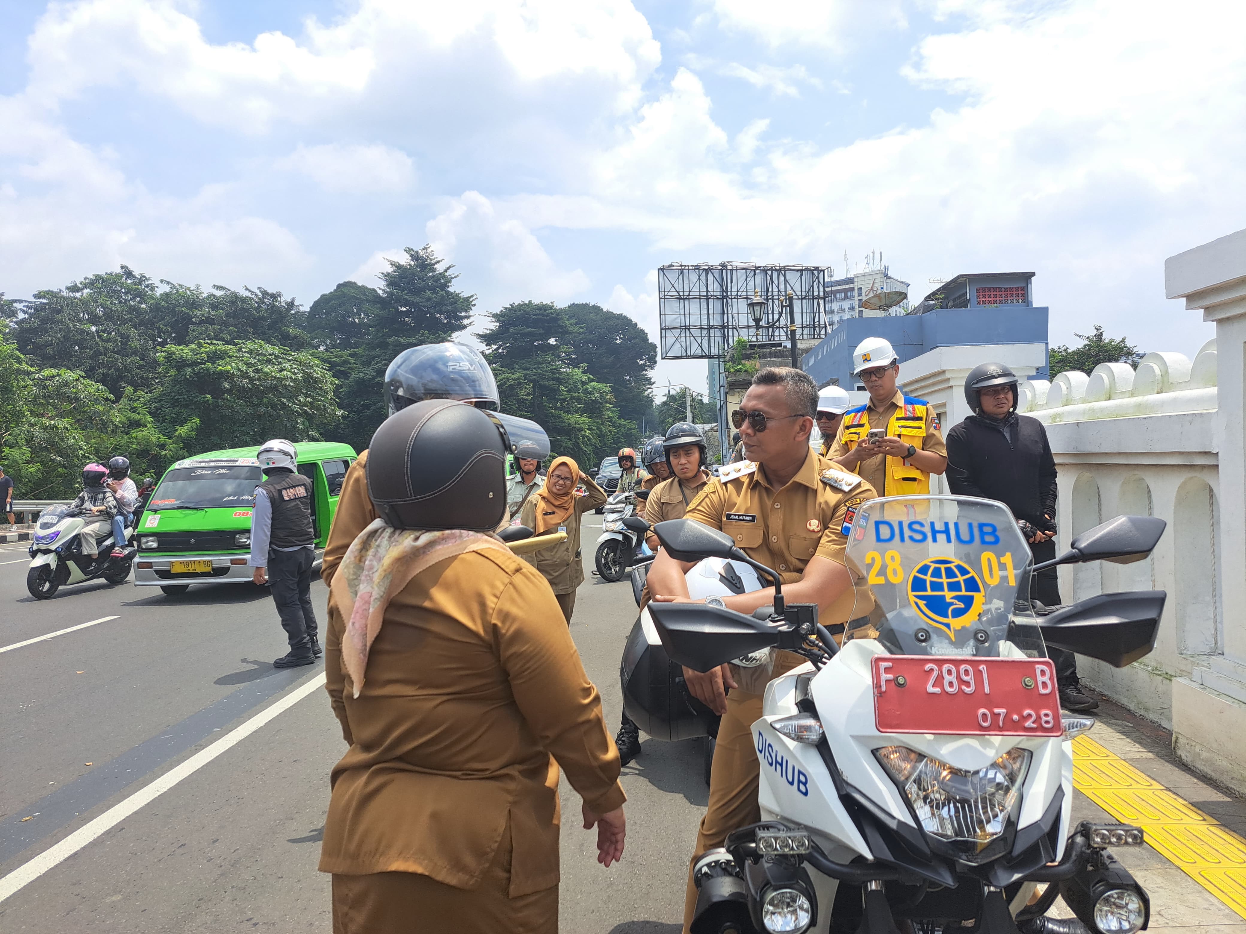 Wakil Wali Kota Bogor, Jenal Mutaqin saat mengendarai motor.