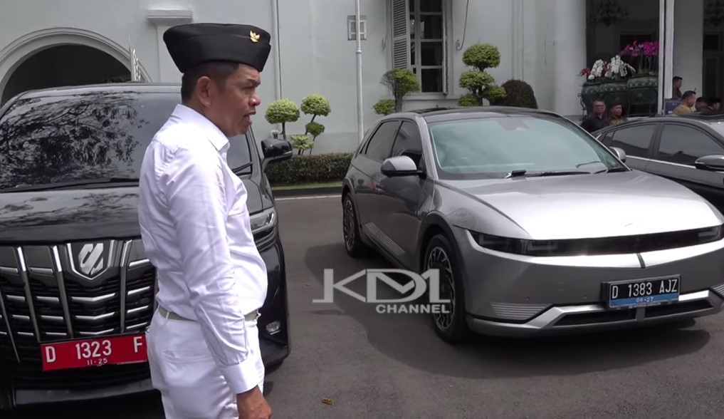 Gubernur Jabar, Dedi Mulyadi saat melihat mobil dinasnya.