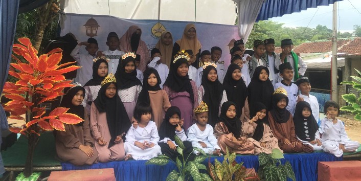 Santriwan dan Santriwati yang menghadiri acara Ikhtifalan Majelis Taklim Al Muhajirin Desa Cinangka, Kecamatan Ciampea