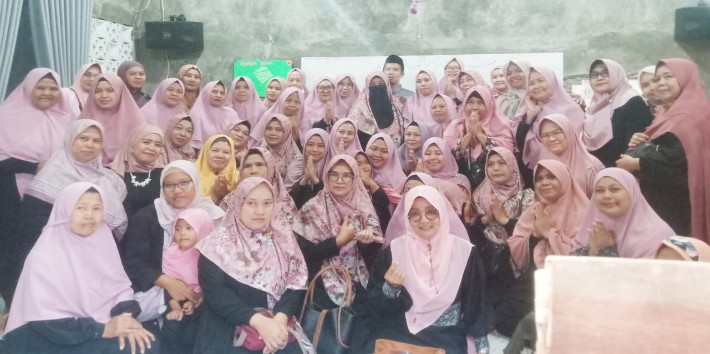 Para Jamaah MT Al Muhajirin saat menghadiri acara Tawaqufan Pengajian