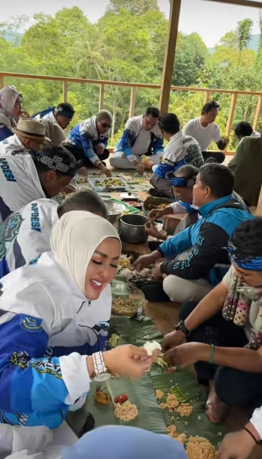 Kades Gunung Menyan Bogor Wiwin Komalasari saat makan beralaskan daun pisang.