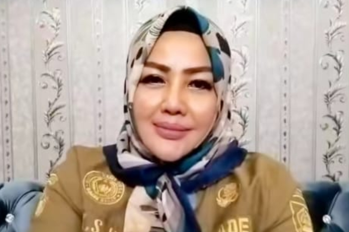 Wiwin Komalasari yang merupakan Kepala Desa Gunung Menyan, Kecamatan Pamijahan, Kabupaten Bogor viral di media sosial.
