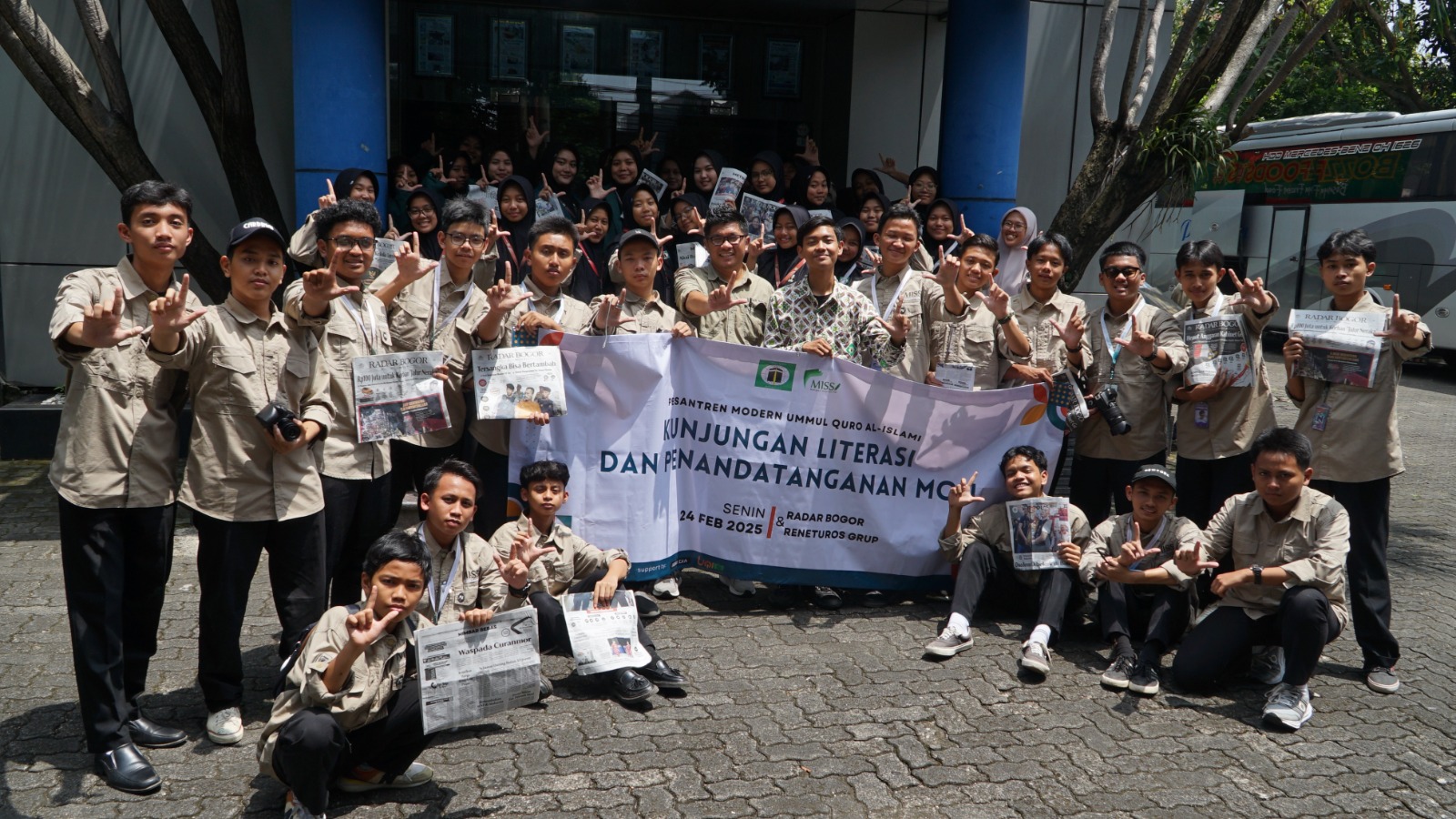 Santri dari Pesantren Ummul Quro Al-Islami Leuwiliang mengunjungi kantor Radar Bogor di Graha Pena.