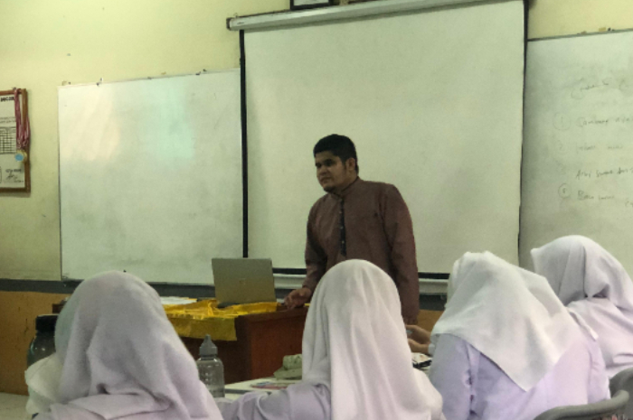 Ilustrasi kegiatan belajar mengajar di sekolah di Bogor. Seorang guru sedang mengajar di MAN 2 Bogor.