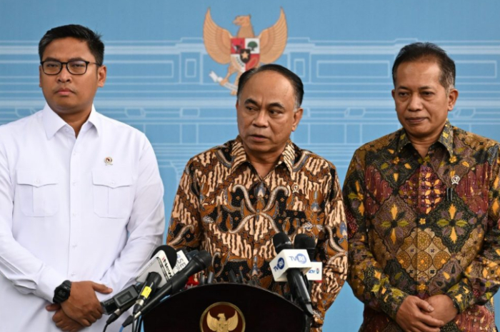 Wakil Menteri Pertanian Sudaryono dan Menteri Pertanian Budi Arie Setiadi memberikan keterangan di Istana Kepresidenan, Jakarta Senin (24/2/2025).