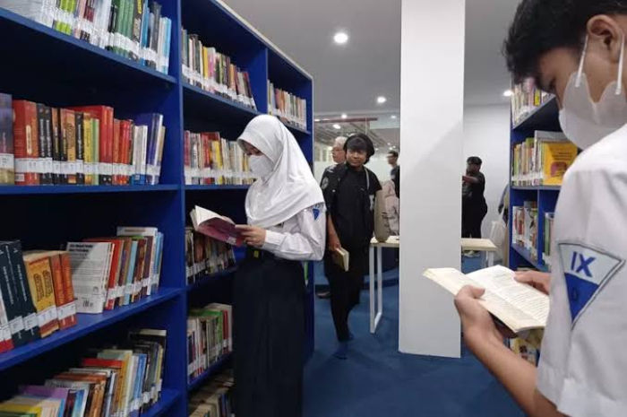 Para pelajar saat mencari referensi buku di Perpustakaan Kota Bogor.
