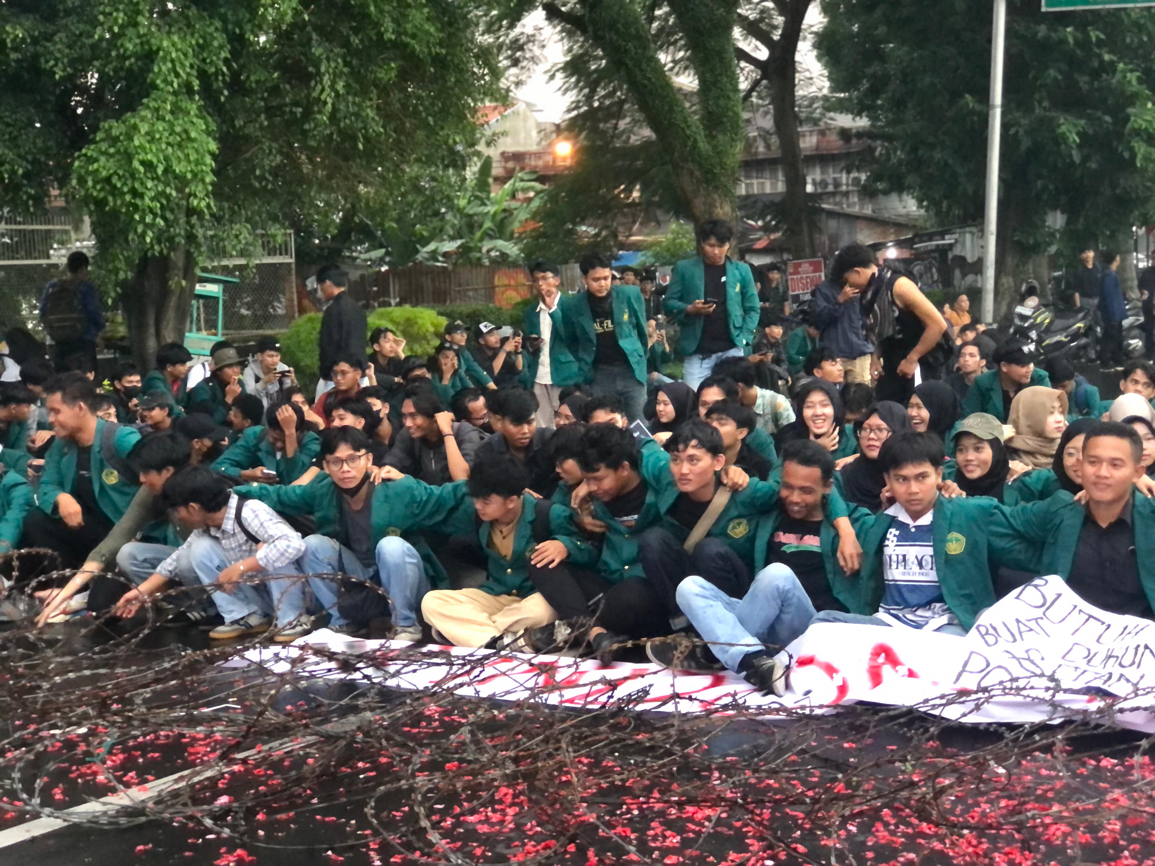 Aksi mahasiswa UIKA Bogor di depan Istana Bogor Jalan Sudirman.