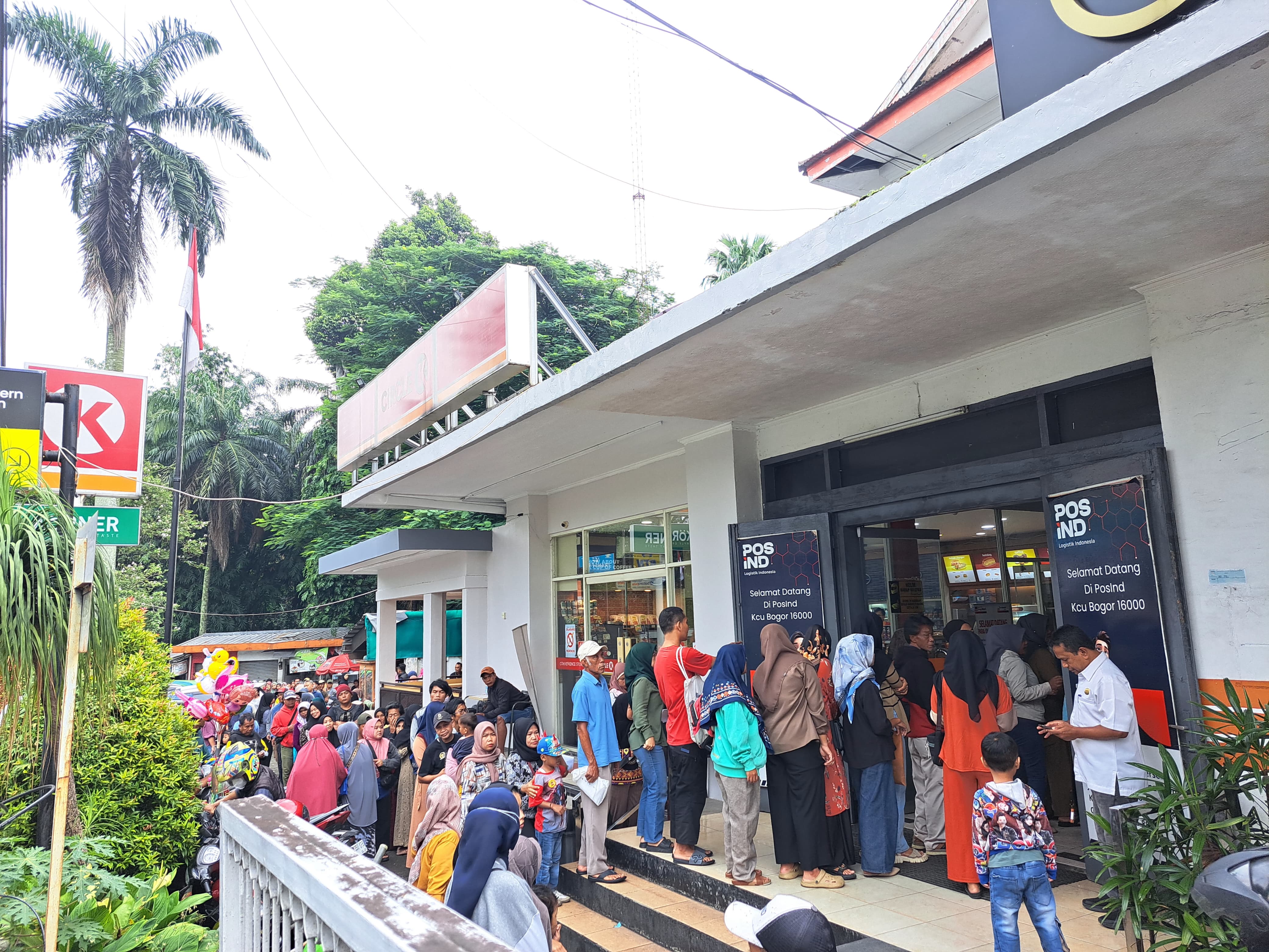 Antrean warga mengambil Bansos PKH mengular di Kantor Pos Bogor pada Rabu (26/2/2025).