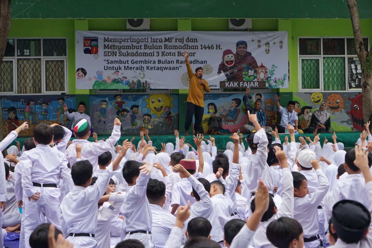 Sejumalah pelajar SDN Sukadamai 3  Kota Bogor mendengarkan Safari Dongeng yang disampaikan oleh Kak Fajar yang merupakan sahabat anak Indonesia, Rabu (26/2/25).