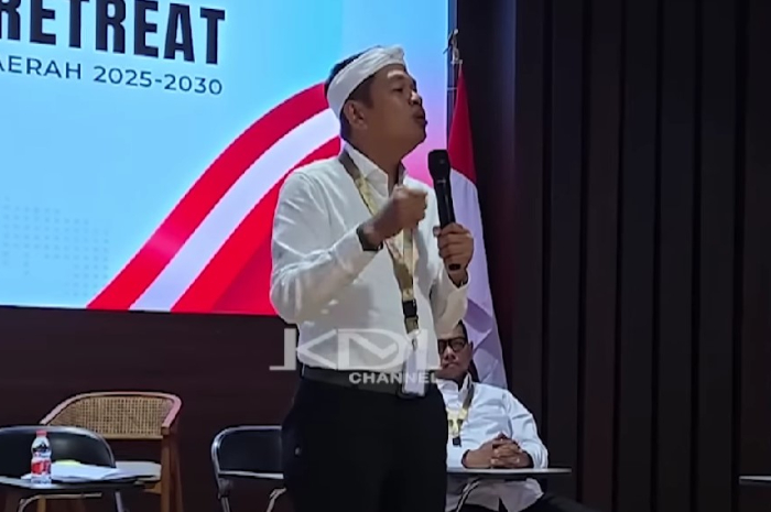 Gubernur Jabar, Dedi Mulyadi saat memberikan arahan kepada para kepala daerah.