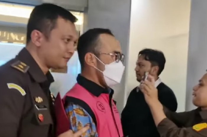Kejagung membawa para tersangka&nbsp;kasus tata kelola minyak mentah dan produk kilang PT Pertamina