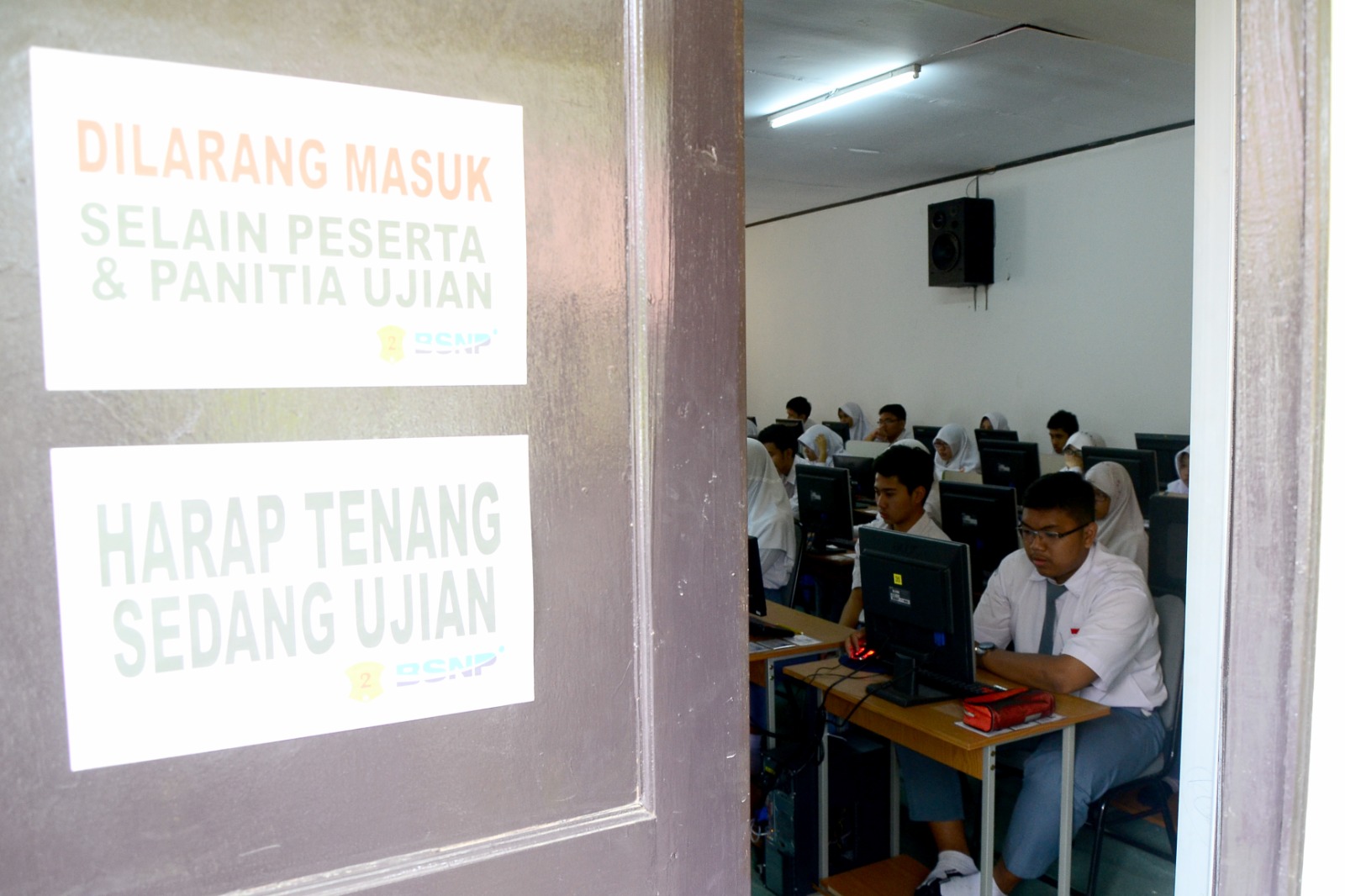 Sejumlah siswa SMA ikuti ujian akhir sekolah, beberapa waktu lalu. Dinas Pendidikan Jabar  melarang pihak sekolah lakukan pemungutan untuk perpisahan diakhir pembelajaran.