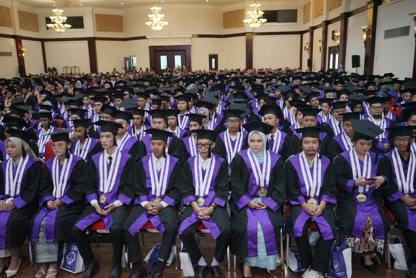 Ratusan mahasiswa Unpak Bogor yang melakukan prosesi wisuda hari ini.