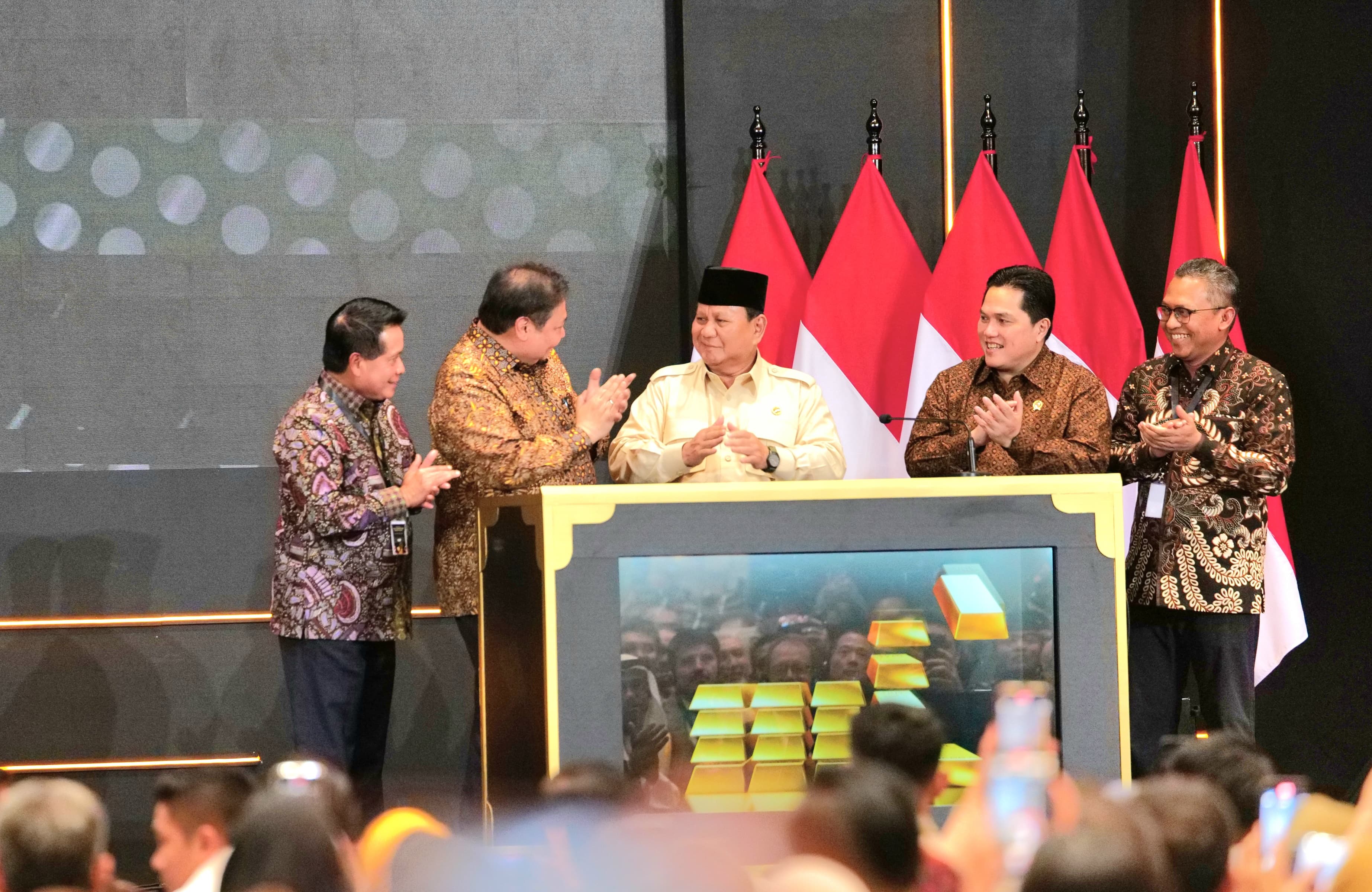 Layanan Bank Emas diresmikan oleh Presiden Republik Indonesia Prabowo Subianto (tengah) didampingi Direktur Utama BSI Hery Gunardi (kiri) dan sejumlah menteri.