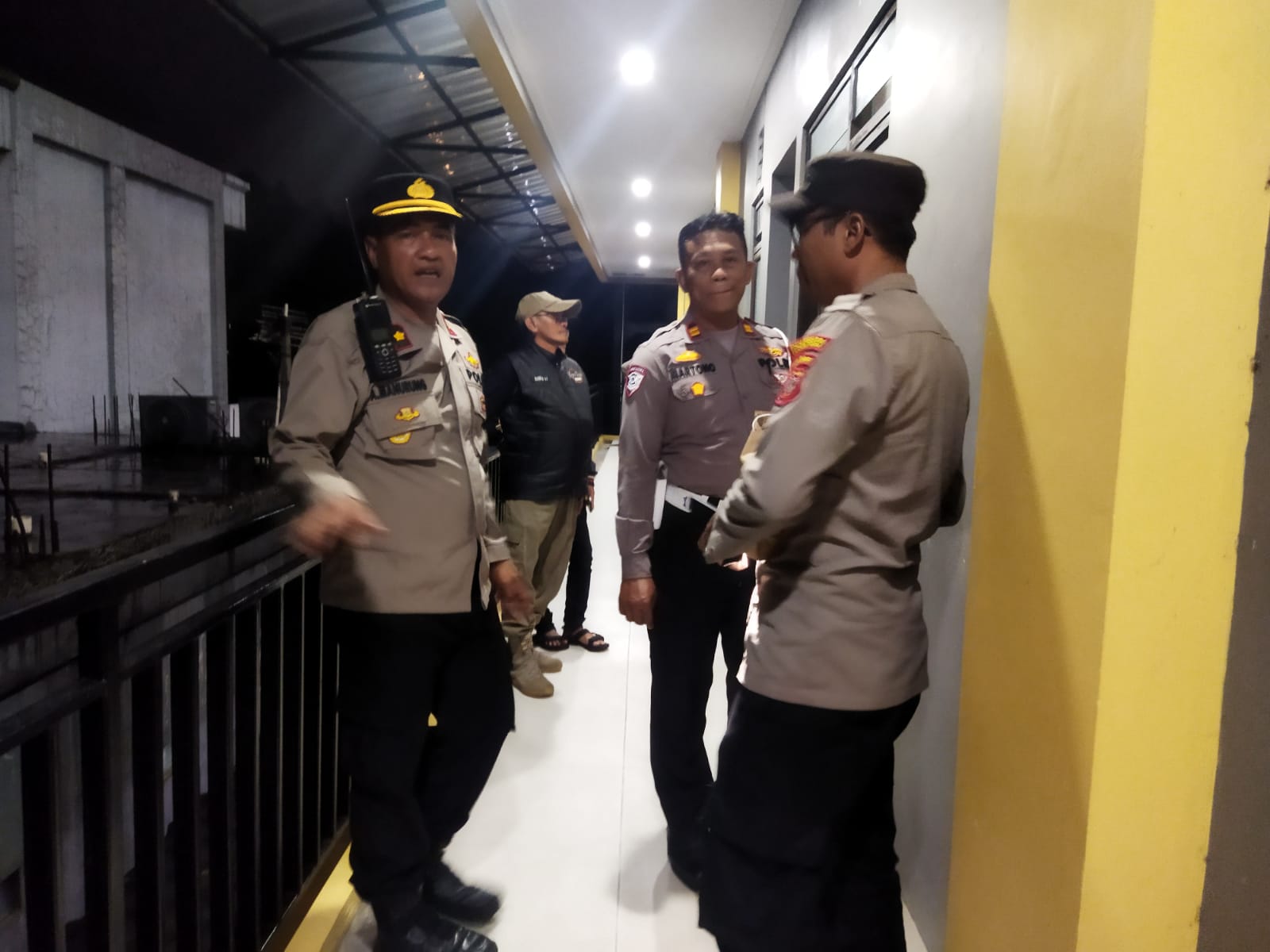 Jajaran personel gabungan saat menggerebek sebuah penginapan di Kecamatan Bogor Tengah.