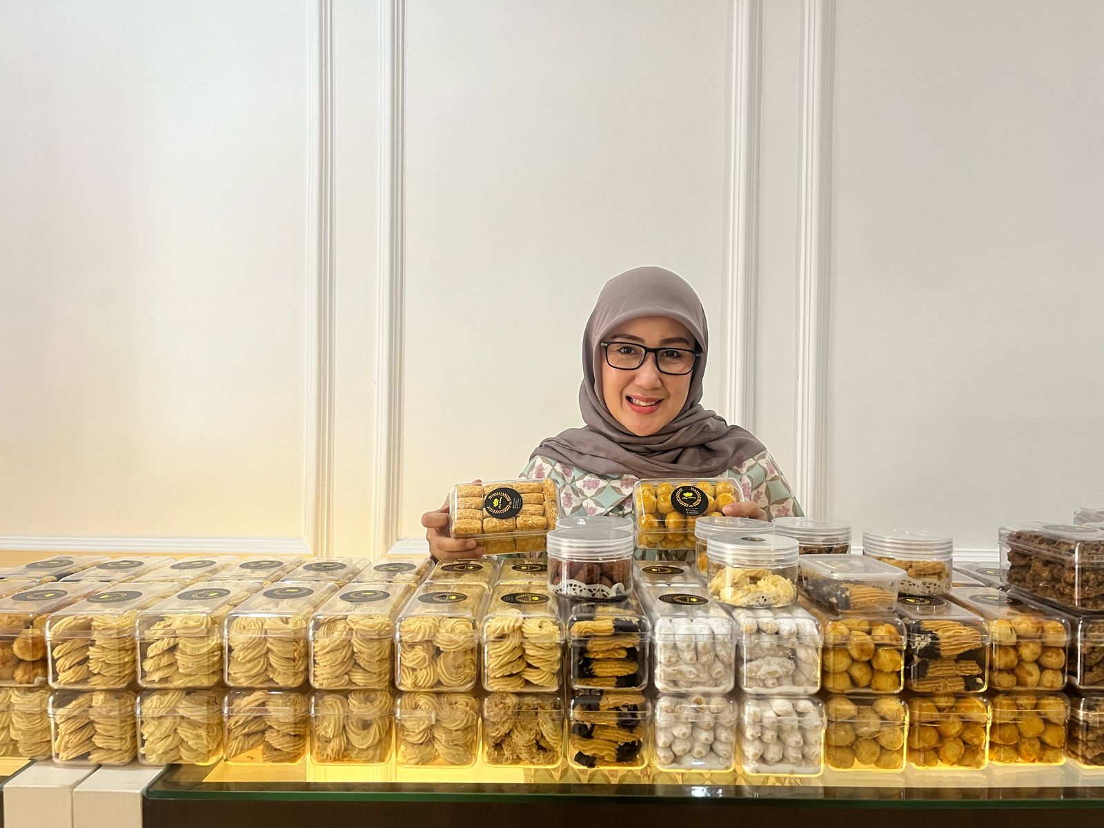 Nina Amey owner Mey Bakery dengan berbagai produk kue kering.