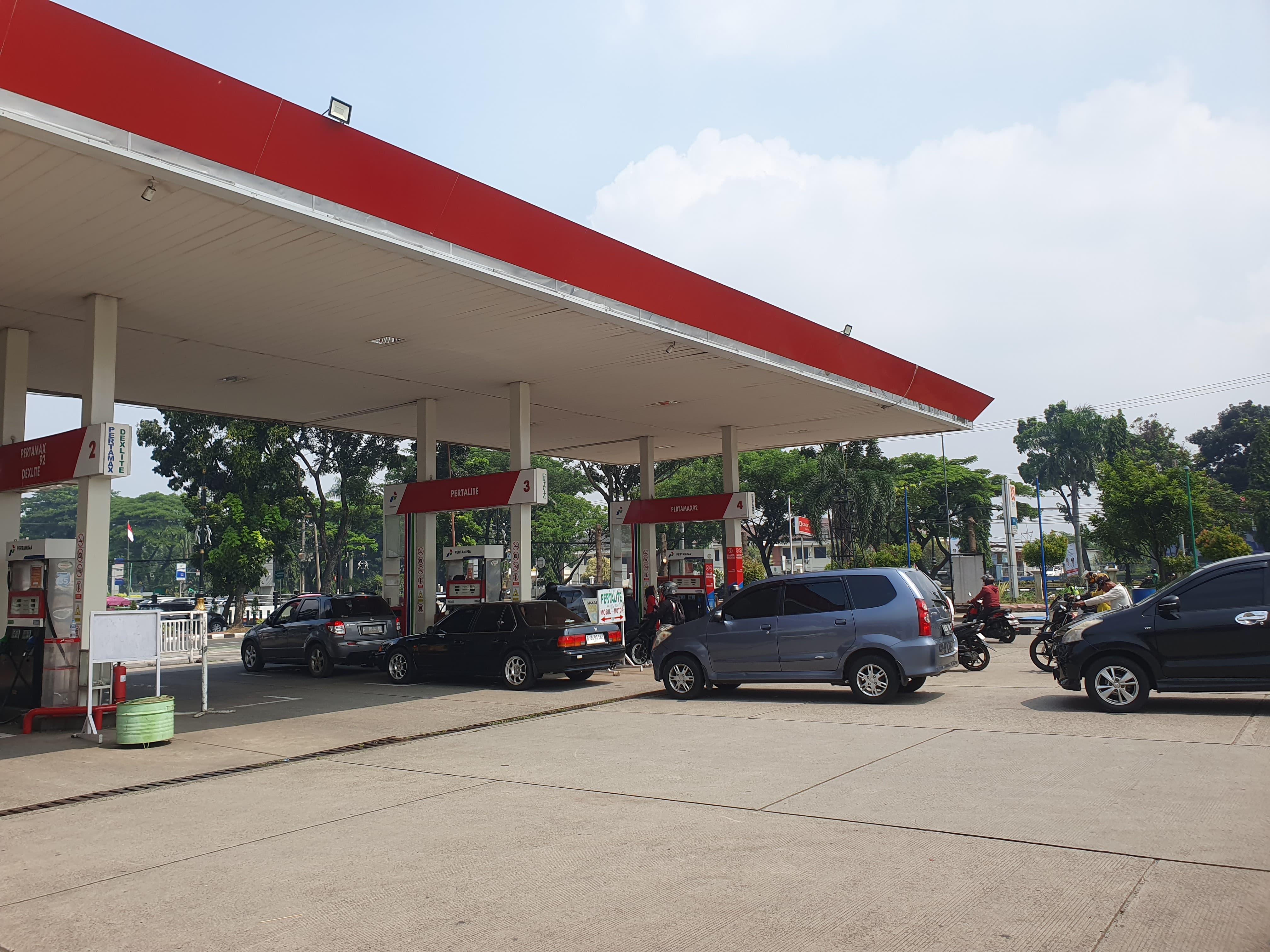 SPBU Pertamina di Jalan Tegar Beriman, Cibinong, Bogor masih terlihat normal.