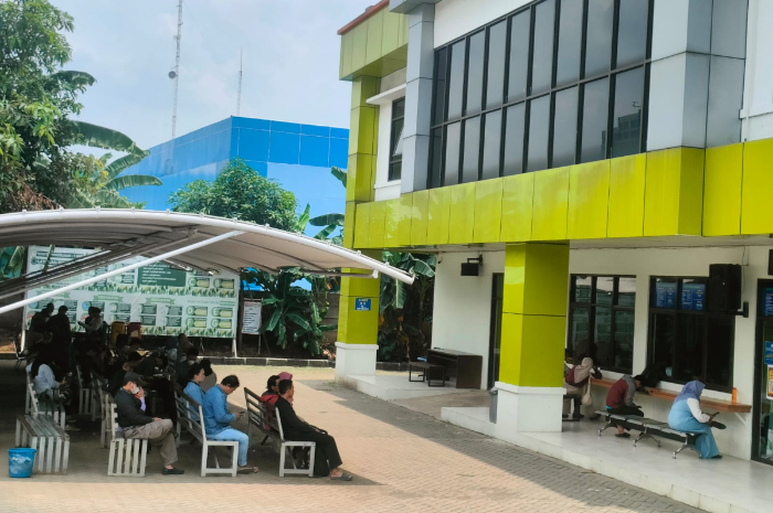 Suasana pelayanan di Disdukcapil Kabupaten Bogor. Saat ini masih ada warga yang ogah membuat akte kematian.
