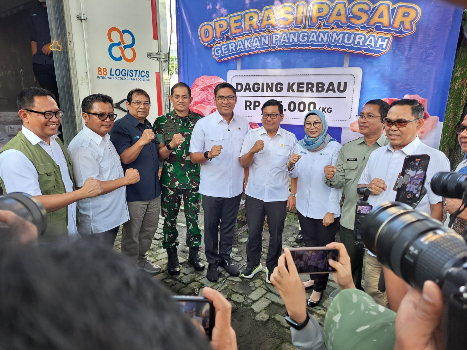 Wamentan RI Sudaryono meninjau langsung pelaksanaan operasi pasar pangan murah di Kantor Pos Bogor dan Kantor Pos Cibinong, Rabu (27/2).