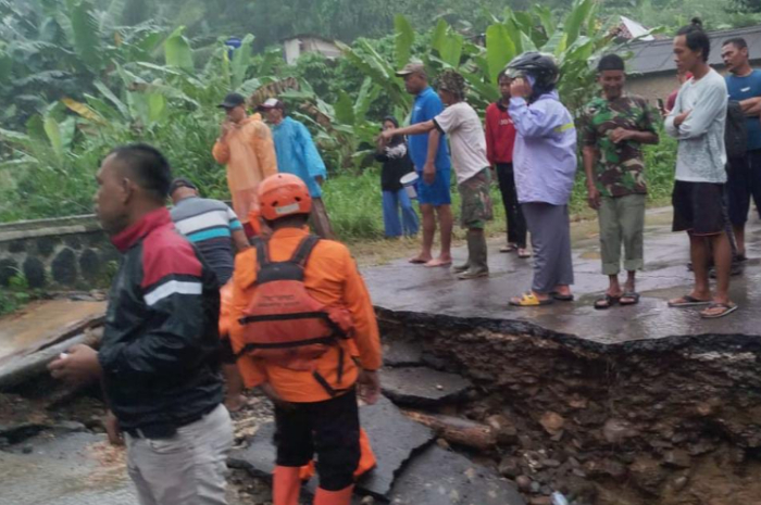 Kondisi akses jalan penghubung Citeureup dan Sukamakmur Kabupaten Bogor yang tak bisa dilewati.